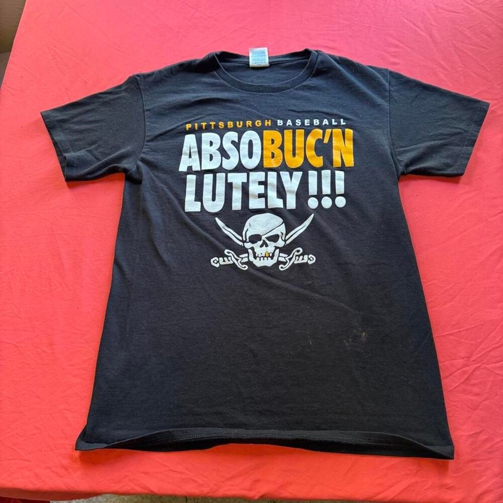 Delta ProWeight Pittsburgh Pirates baseball T with skull & crossed swords-Size S
